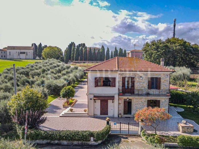 Appartamento con 5 locali in vendita in Via degli Eroi, Vaiano, Castiglione del Lago