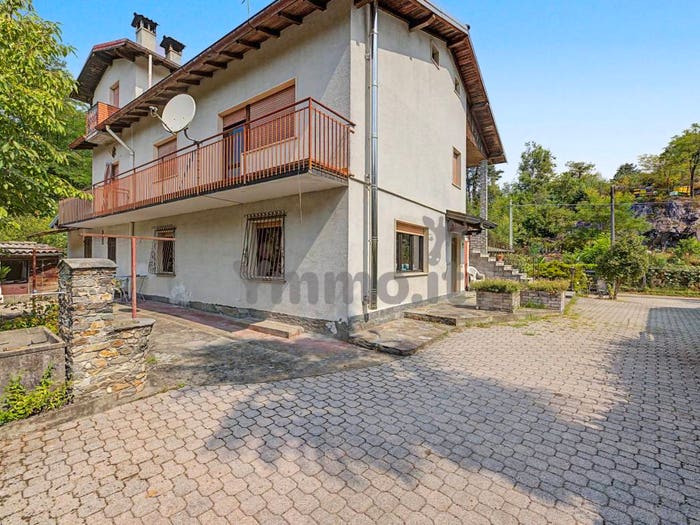Appartamento trilocale in vendita in Via Cascina Ferrari, Luino