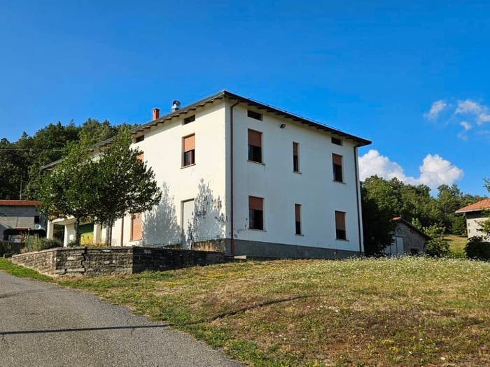 Casa con 6 locali in vendita in Località Pessola Ca' Tron, Varsi
