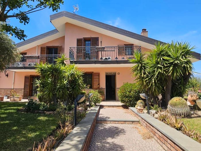Casa con 6 locali in vendita in Motta Sant'Anastasia