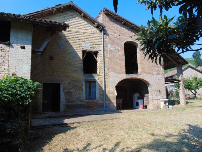 Casa con 6 locali in vendita in Frazione Bruciati, Calamandrana