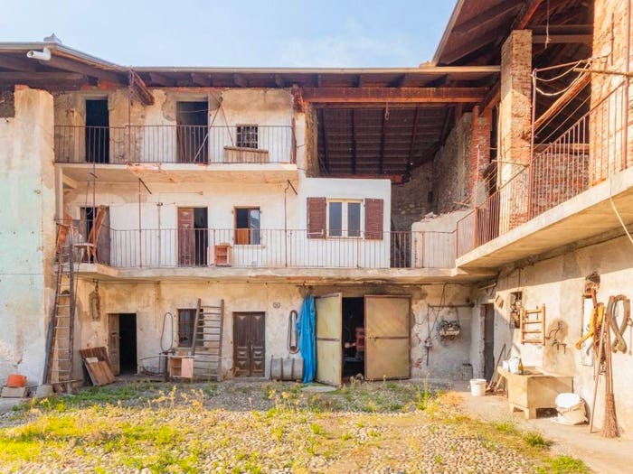 Casa con 6 locali in vendita in Via Carlo Alberto, Carpignano Sesia