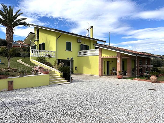Casa con 6 locali in vendita in Martinsicuro