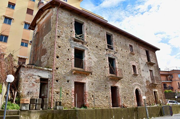 Casa con 9 locali in vendita in Via Nazionale, Paola