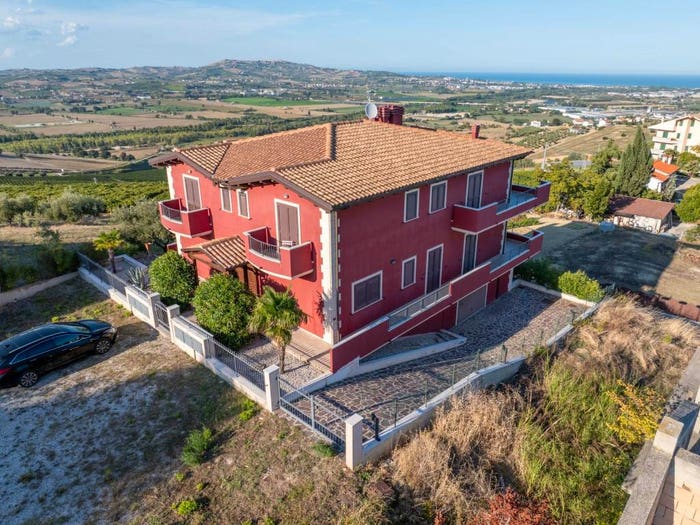 Casa con 6 locali in vendita in Via Sorricchio, Atri