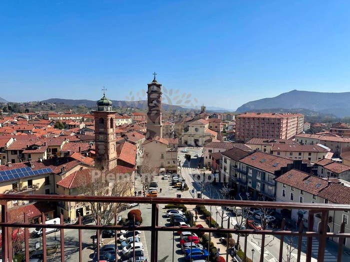 Appartamento con 6 locali in vendita in piazza molines, Centro, Giaveno