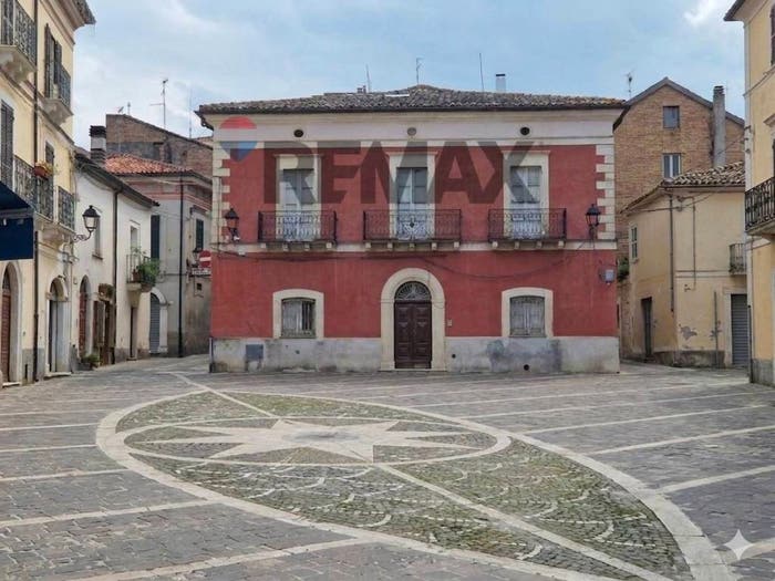 Casa con 6 locali in vendita in Piazza del Mercato, Centro, Fara Filiorum Petri