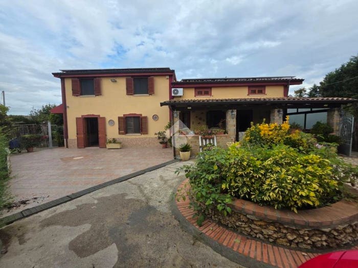 Casa con 6 locali in vendita in Via Federico Fellini, Tufolo Farina, Crotone