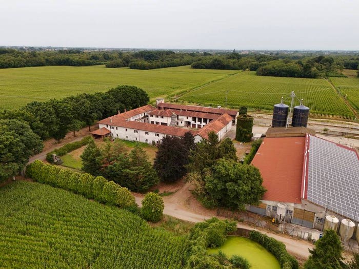 Casa con 6 locali in vendita in Agricola La Cornarina snc, Castano Primo
