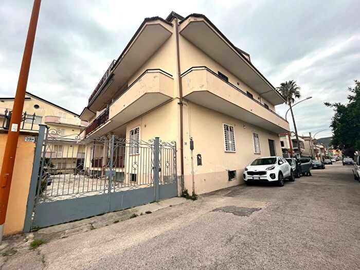 Appartamento con 6 locali in vendita in Via Luigi Einaudi, Casapulla