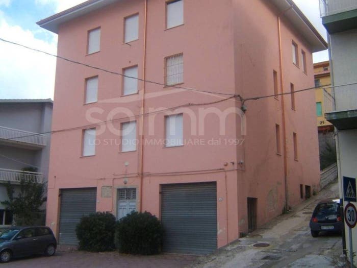 Casa con 6 locali in vendita in Via Roma, Gavoi