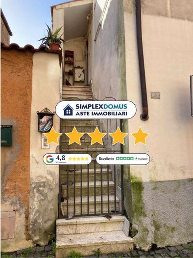 Appartamento trilocale in vendita in Via Tor di Floridi, Centro, Nepi