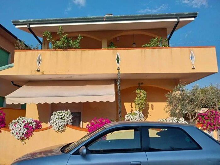 Casa con 6 locali in vendita in Terminetto Migliarina, Viareggio