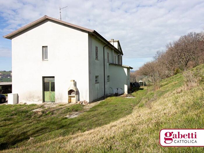 Casa con 6 locali in vendita in Urbino
