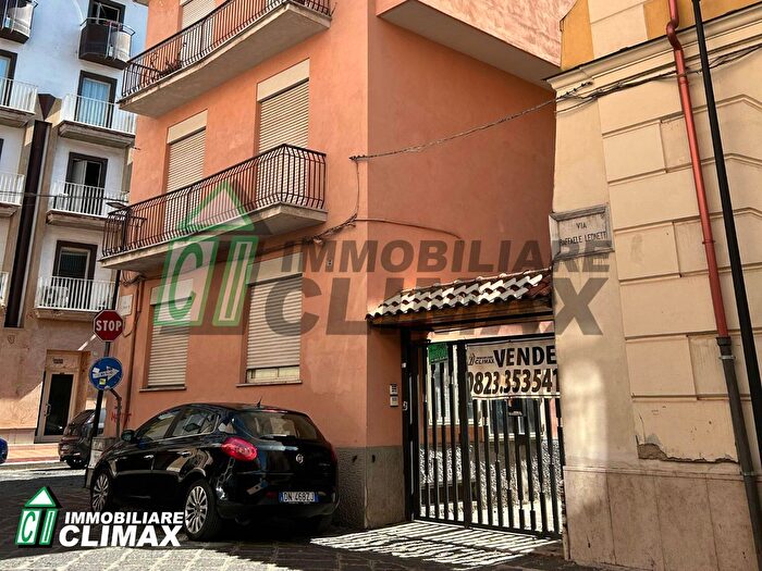 Casa con 18 locali in vendita in Via Raffaele Leonetti, Caserta