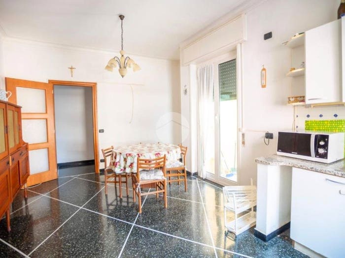 Appartamento trilocale in vendita in Via Montello, Manin, Genova