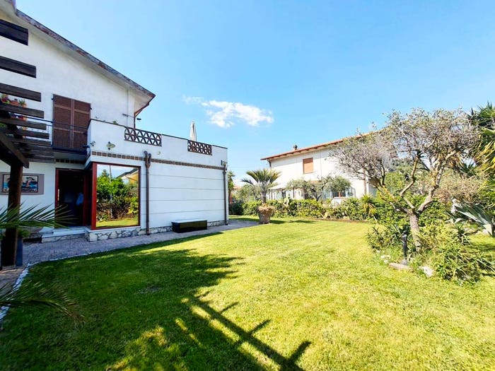 Appartamento con 5 locali in vendita in Via Appia Nuova, Luni
