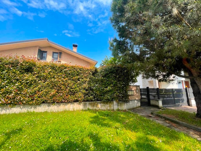 Casa quadrilocale in vendita in Via Montelungo, Cabiate