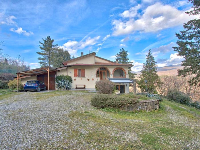 Casa con 6 locali in vendita in Capolona