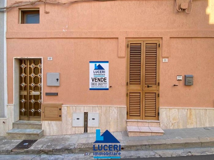 Appartamento trilocale in vendita in Via Maggio, Centro, Parabita