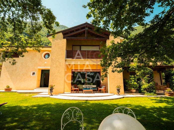 Casa con 6 locali in vendita in Centro, Follina