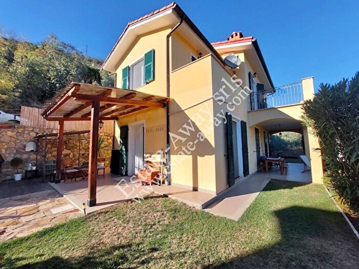Casa con 6 locali in vendita in Viale Europa, Centro, Vallebona