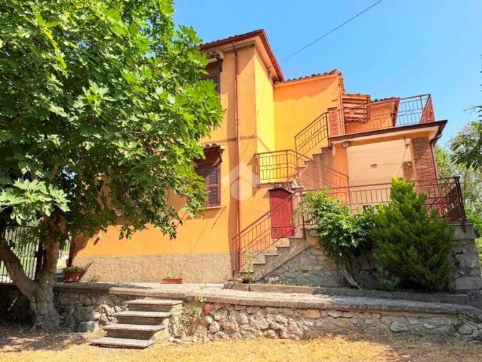 Appartamento trilocale in vendita in Via Santa Maria Morella, Montasola