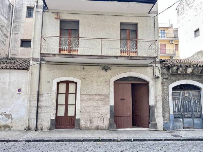 Casa con 6 locali in vendita in VIA CIRCUMVALLAZIONE, Paternò