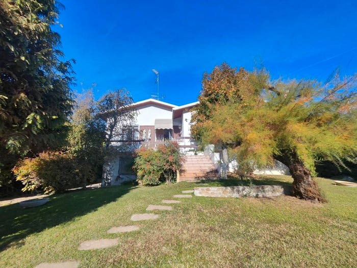Casa con 6 locali in vendita in Via Pietro Burgatti, Cento Paese, Cento