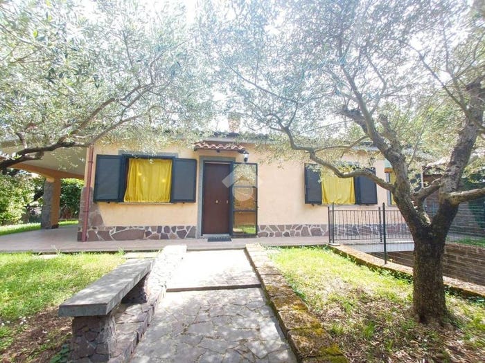 Casa trilocale in vendita in Via delle Robinie, Colle Farnese, Nepi