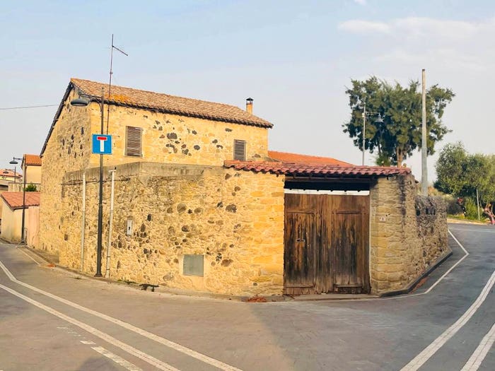 Casa con 6 locali in vendita in Via Vincenzo Cabras, Turri