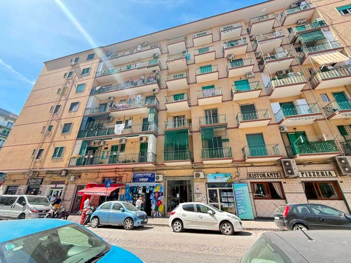 Appartamento trilocale in vendita in Via Giacomo Leopardi, Fuorigrotta, Napoli
