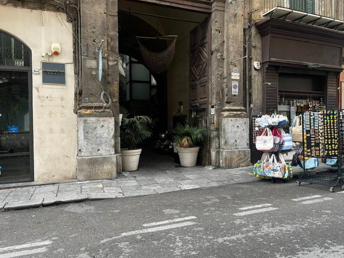 Appartamento trilocale in vendita in Via Vittorio Emanuele, Cassaro, Palermo