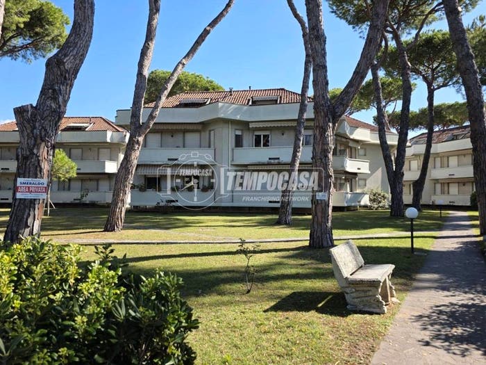 Appartamento quadrilocale in vendita in Viale Roma, Marina di Massa Centro, Massa