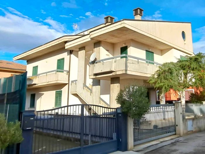 Appartamento con 6 locali in vendita in Via Piane, Centro, Montorio al Vomano