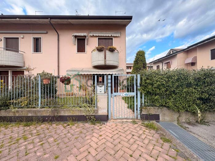 Casa con 6 locali in vendita in VIA DEGLI ALPINI, Beccacivetta Azzano, Castel d'Azzano