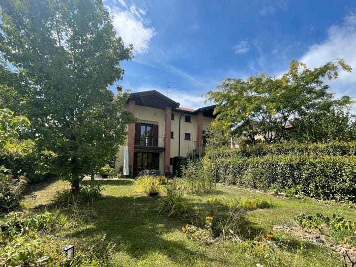 Casa quadrilocale in vendita in Via FRATELLI CERVI, Robbiate