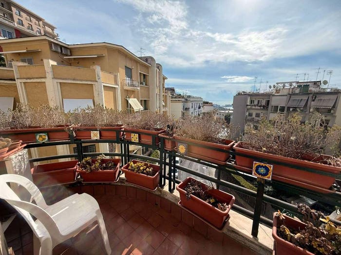Appartamento con 5 locali in vendita in via TASSO, Vomero, Napoli