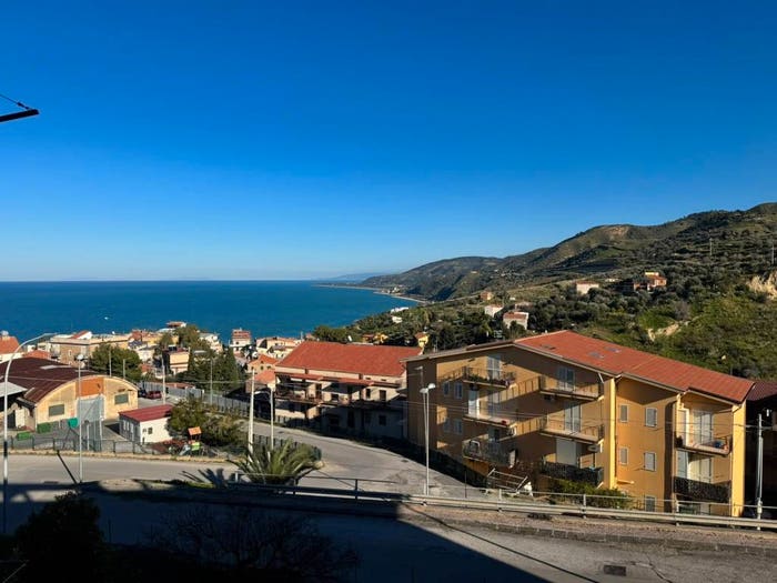Appartamento trilocale in vendita in Via Antonino Piscitello, Santo Stefano di Camastra