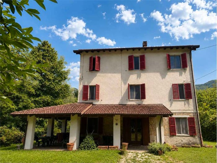 Casa con 6 locali in vendita in Via Molino Vetrina, Baiso