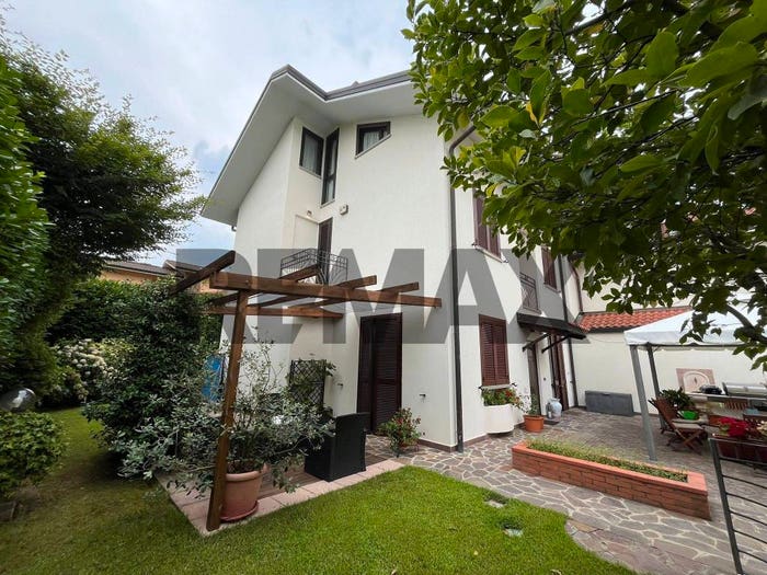 Casa con 6 locali in vendita in Via Bernina, Centro, Camparada