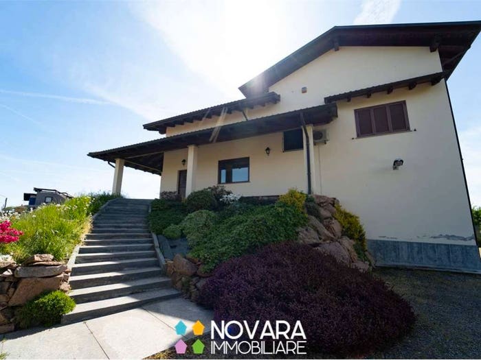 Casa con 6 locali in vendita in via Caduti di Kindu e Nassiryia, Carpignano Sesia
