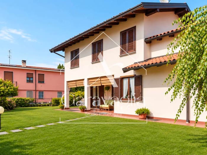 Casa quadrilocale in vendita in Via Camillo Benso di Cavour, Buguggiate