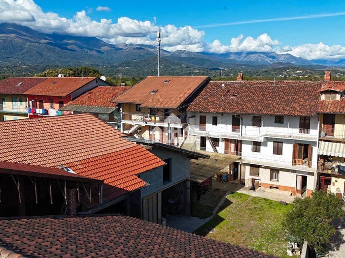 Casa con 6 locali in vendita in via IV novembre, Salassa