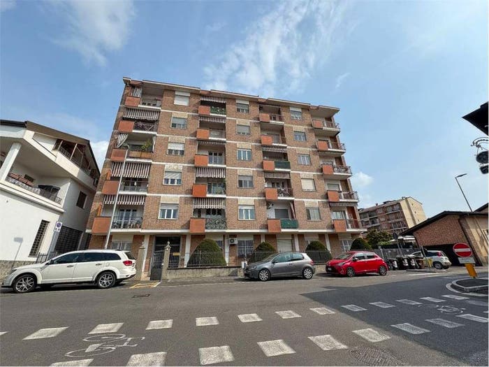Appartamento trilocale in vendita in Via Albussano, Centro Storico, Chieri