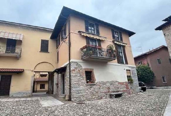Appartamento con 6 locali in vendita in Piazza Monte Grappa, Centro, Daverio