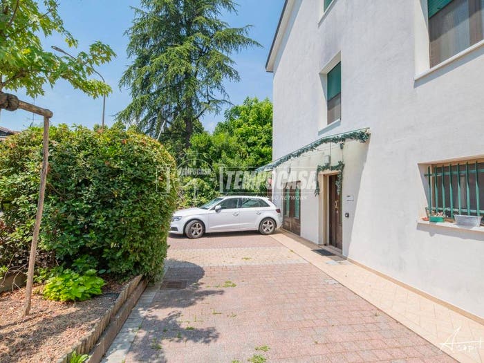 Casa con 6 locali in vendita in Via bentivoglio, Modena Est, Modena