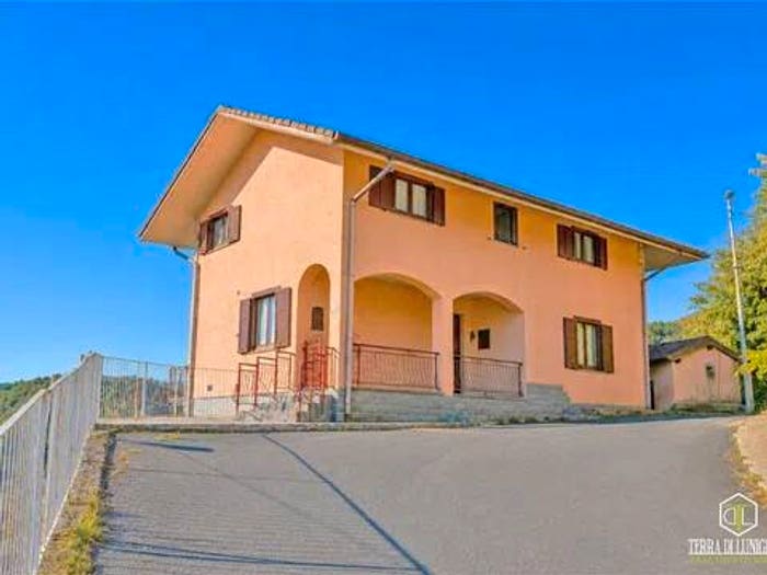 Casa con 6 locali in vendita in Pontremoli