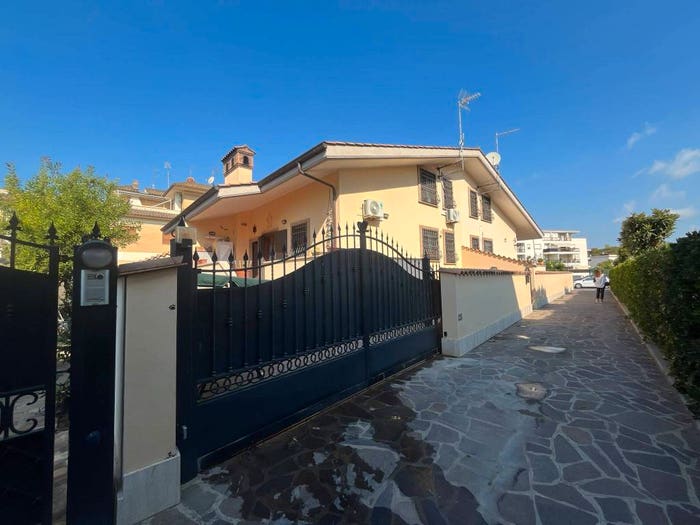 Casa con 6 locali in vendita in Via della Corona Australe, Maccarese, Fiumicino