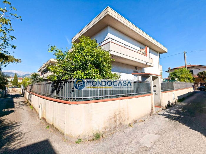 Casa trilocale in vendita in Via Puliche, Marina di Massa Centro, Massa
